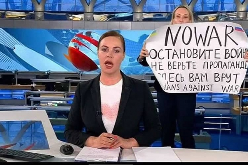 Редактор российского ТВ сорвала прямой эфир, выступив против войны