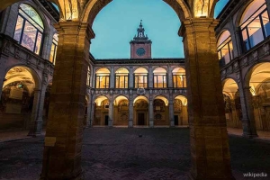Author: Wwikiwalter File:Archiginnasio ora blu Bologna.jpg